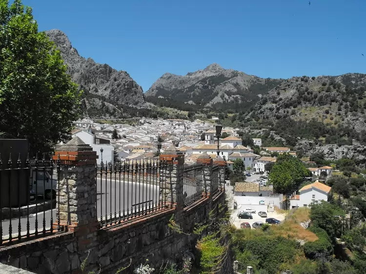 Niché dans un magnifique parc national avec des sentiers de randonnée de grande renommée, Grazalema est l’un des plus beaux villages blancs andalous