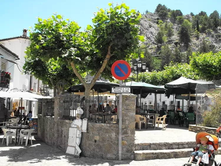 Niché dans un magnifique parc national avec des sentiers de randonnée de grande renommée, Grazalema est l’un des plus beaux villages blancs andalous