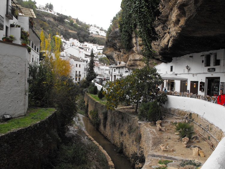 Le petit village blanchi à la chaux construit dans les rochers: Setenil de las Bodegas