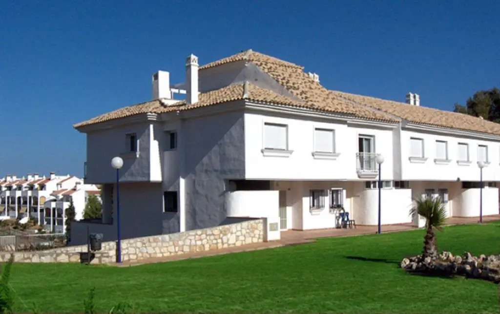 Belle Maison de Ville avec une Grande Piscine et Situé Dans un Très Bon Quartier