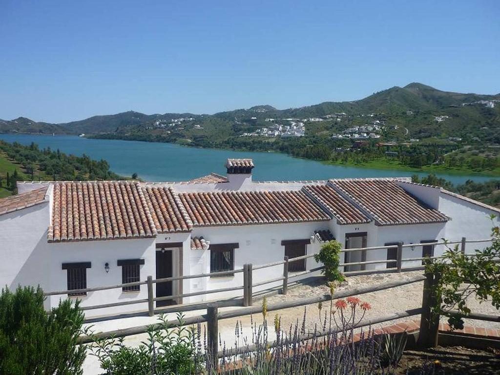 Super Beaux Cottages Pour 4-6 Personnes Directement Au Bord Du Lac Viñuela, À L’est De Malaga
