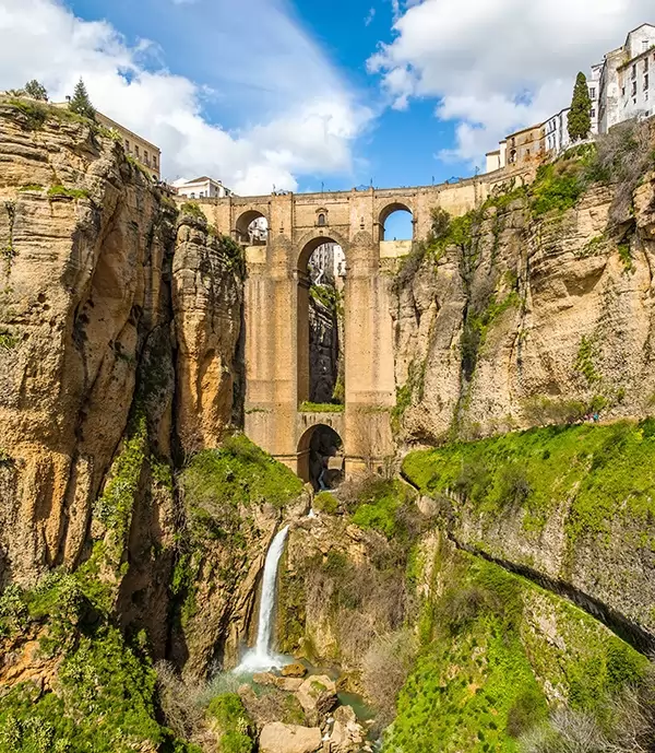 Quelle est l&rsquo;astuce pour éviter les foules de touristes à Ronda ?