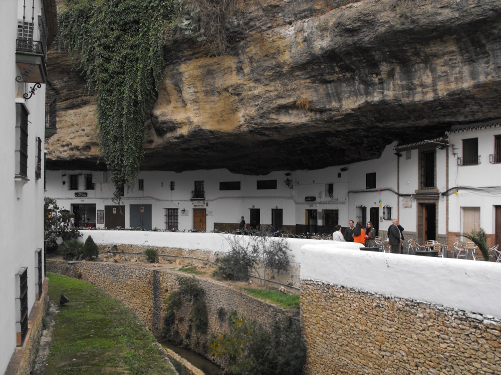 Setenil de las Bodegas: Le petit village blanchi construit dans les rochers le long de la rivière