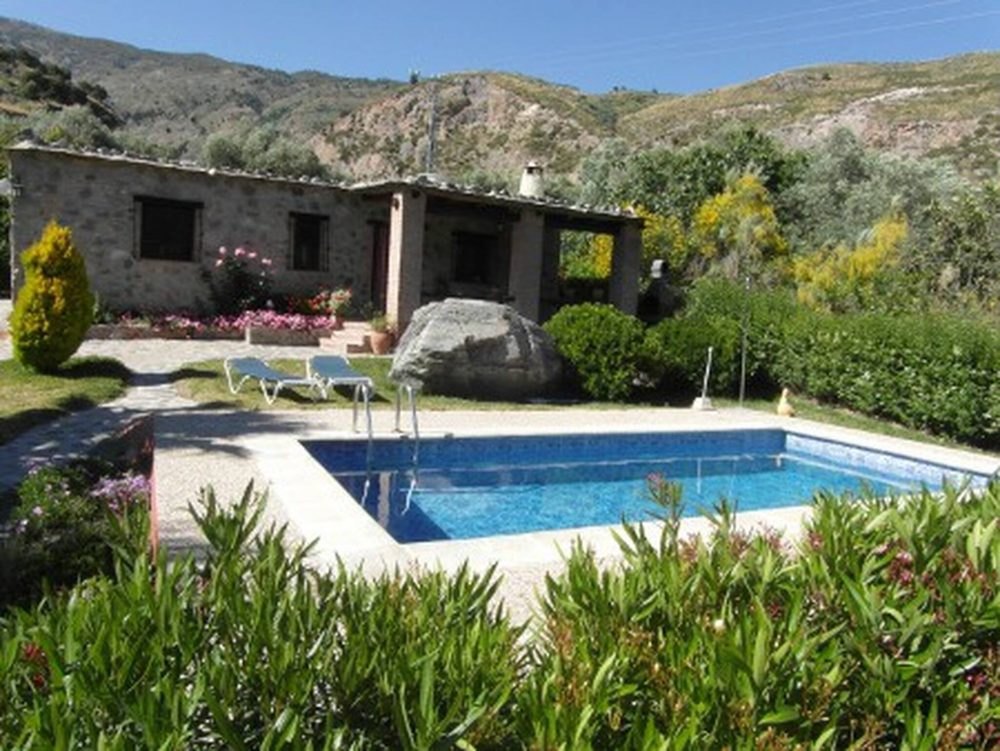 Profitez de la nature en logeant dans une maison de vacances avec piscine privée à Orgiva