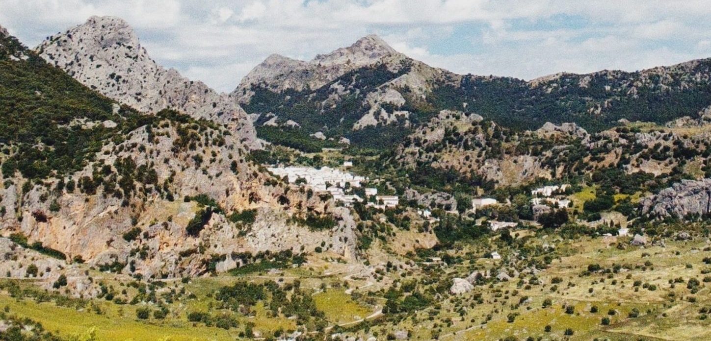 Niché dans un magnifique parc national avec des sentiers de randonnée de grande renommée, Grazalema est l’un des plus beaux villages blancs andalous