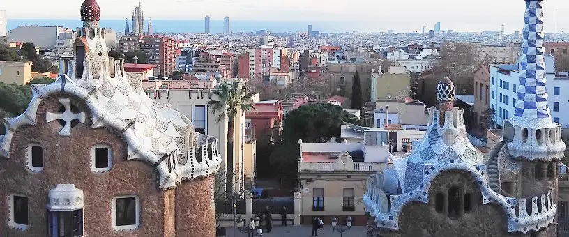 Les maisons en forme de crêpes de Gaudí dans le parc Güell - et la vue sur la ville de Barcelone