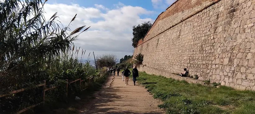 Belle promenade dans un cadre verdoyant sur la montagne de Montjuïc - avec vue sur la ville de Barcelone