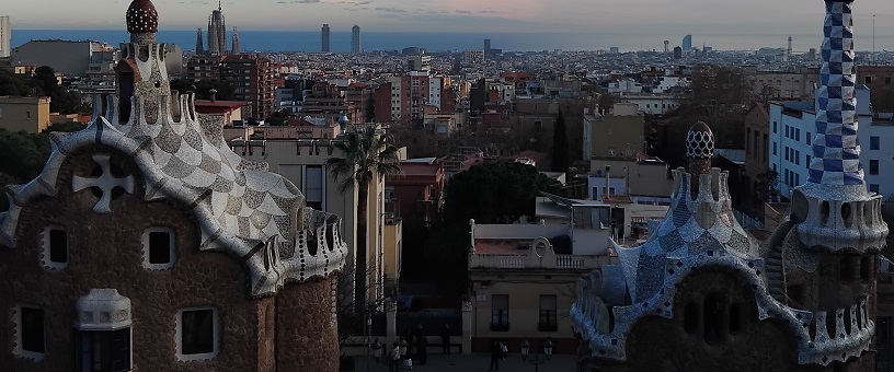 Exemple de panneau près du Park Güell à Barcelone : « Les touristes détruisent mon quartier »