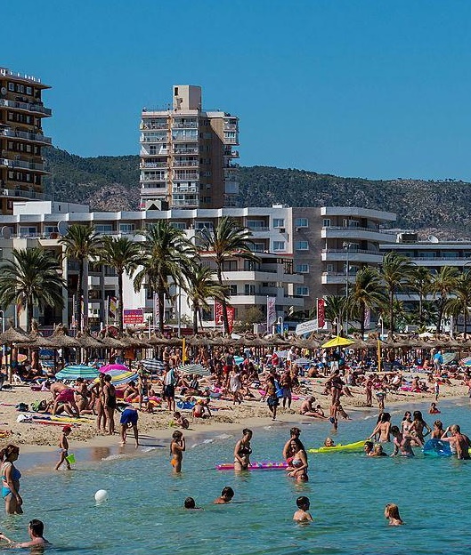 Constructions en béton au bord de la plage – et surtourisme – aux îles Canaries